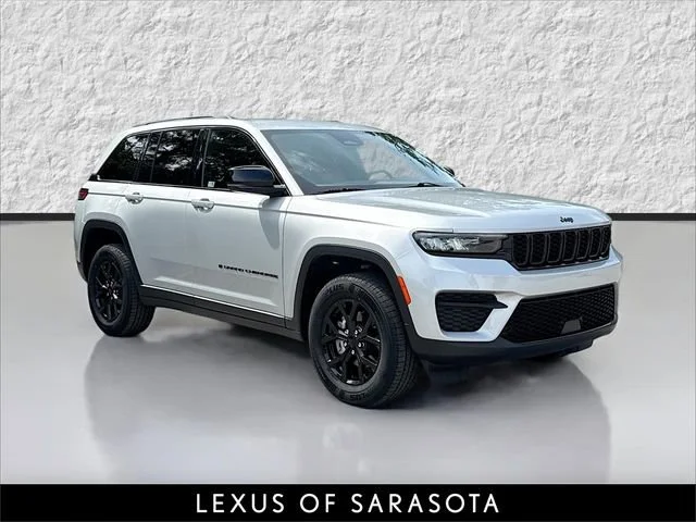 Used 2024 Silver Zynith Jeep Altitude image 1