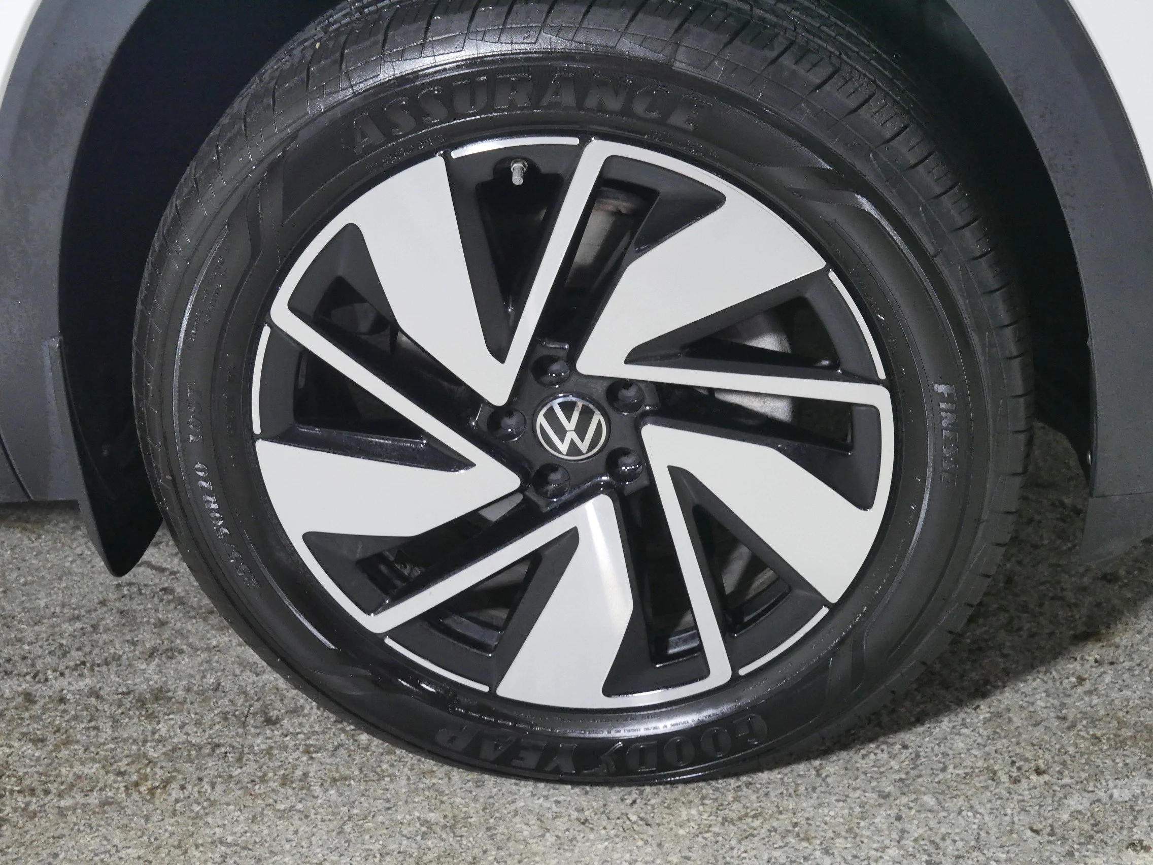 Used 2025 Pure White Volkswagen 2.0T SE w/Technology image 15