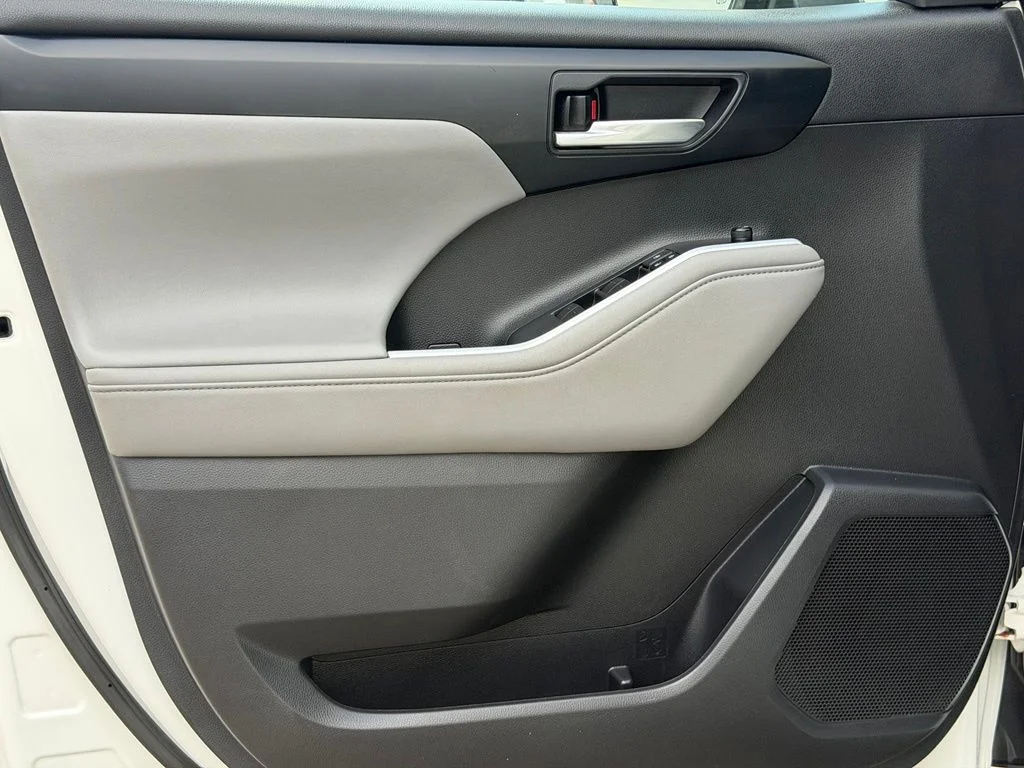 Used 2021 White Toyota XLE image 23