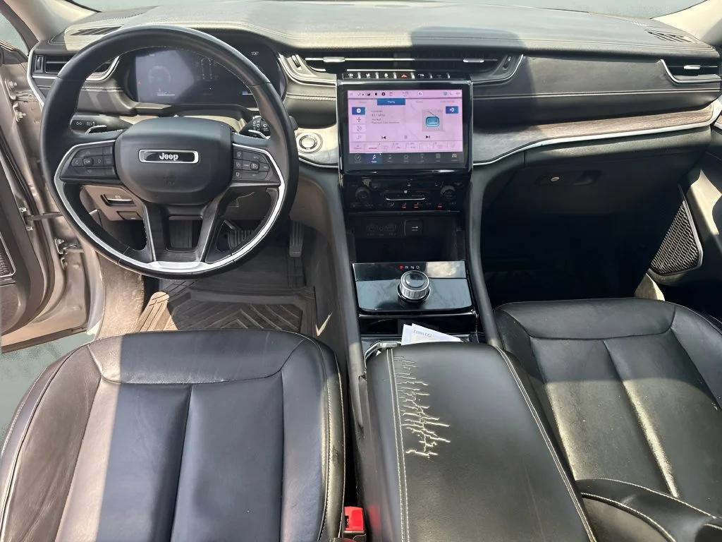 Used 2022  Jeep Limited image 10