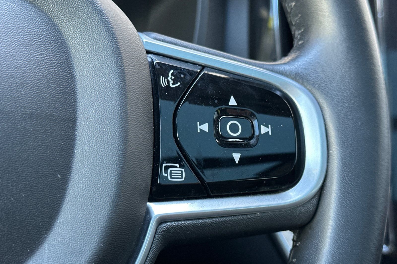 Used 2018 White Volvo T8 Inscription image 28