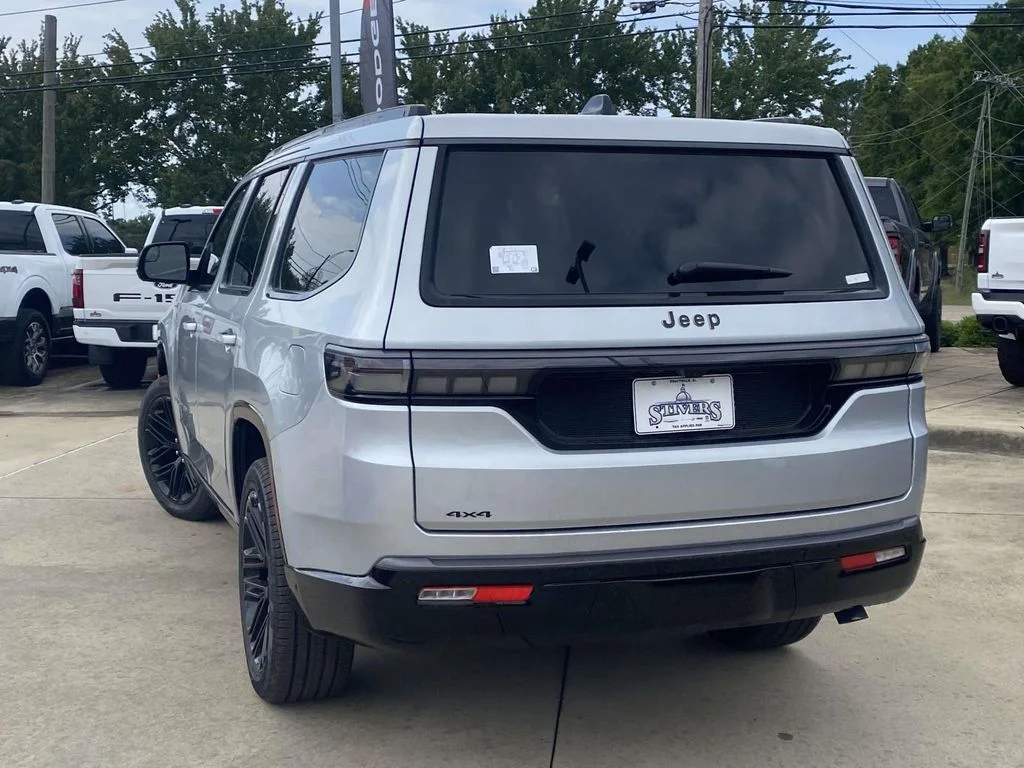New 2026 Silver-Zynith Exterior Paint Jeep Limited Reserve image 4