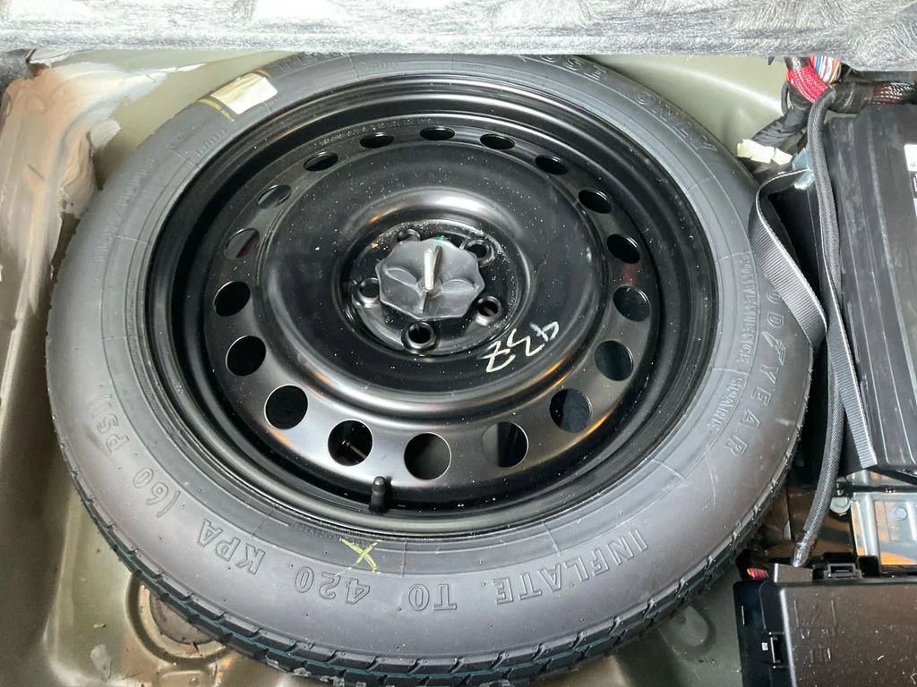 Used 2018 Gray Chrysler Limited image 32