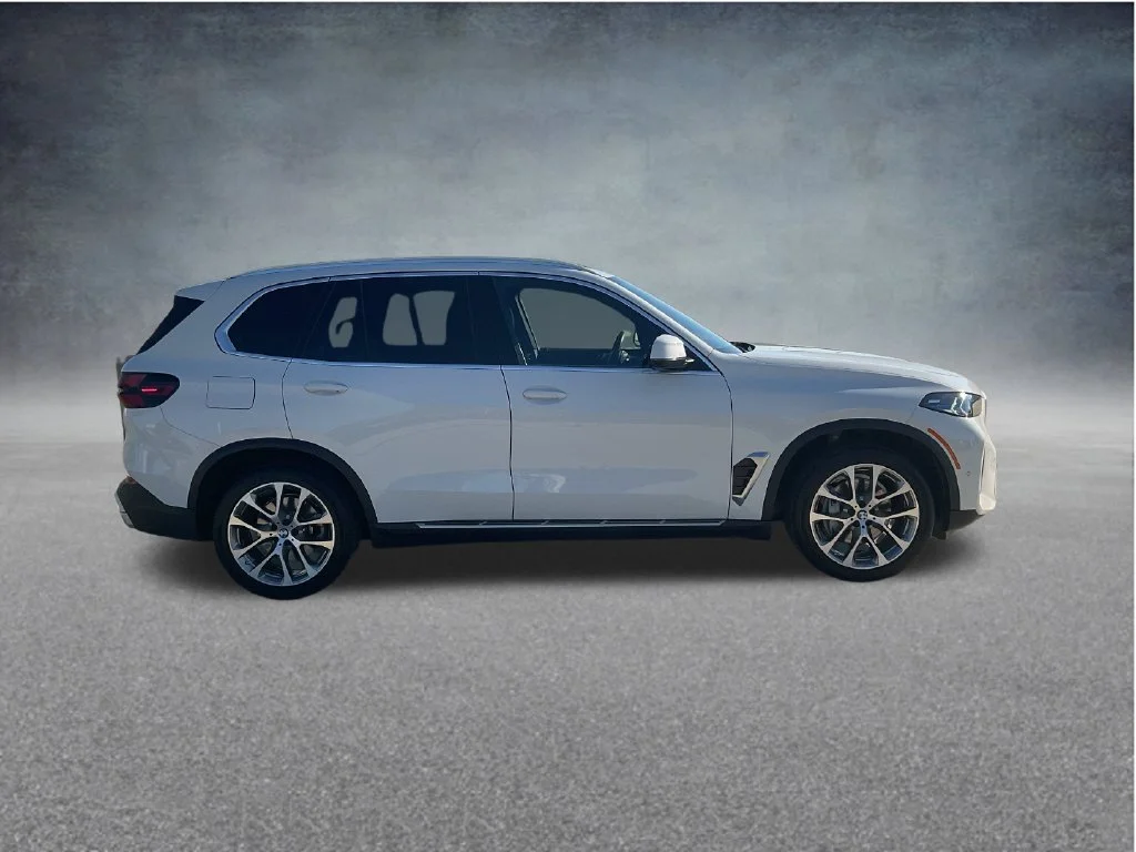 Used 2026 White BMW sDrive40i image 8
