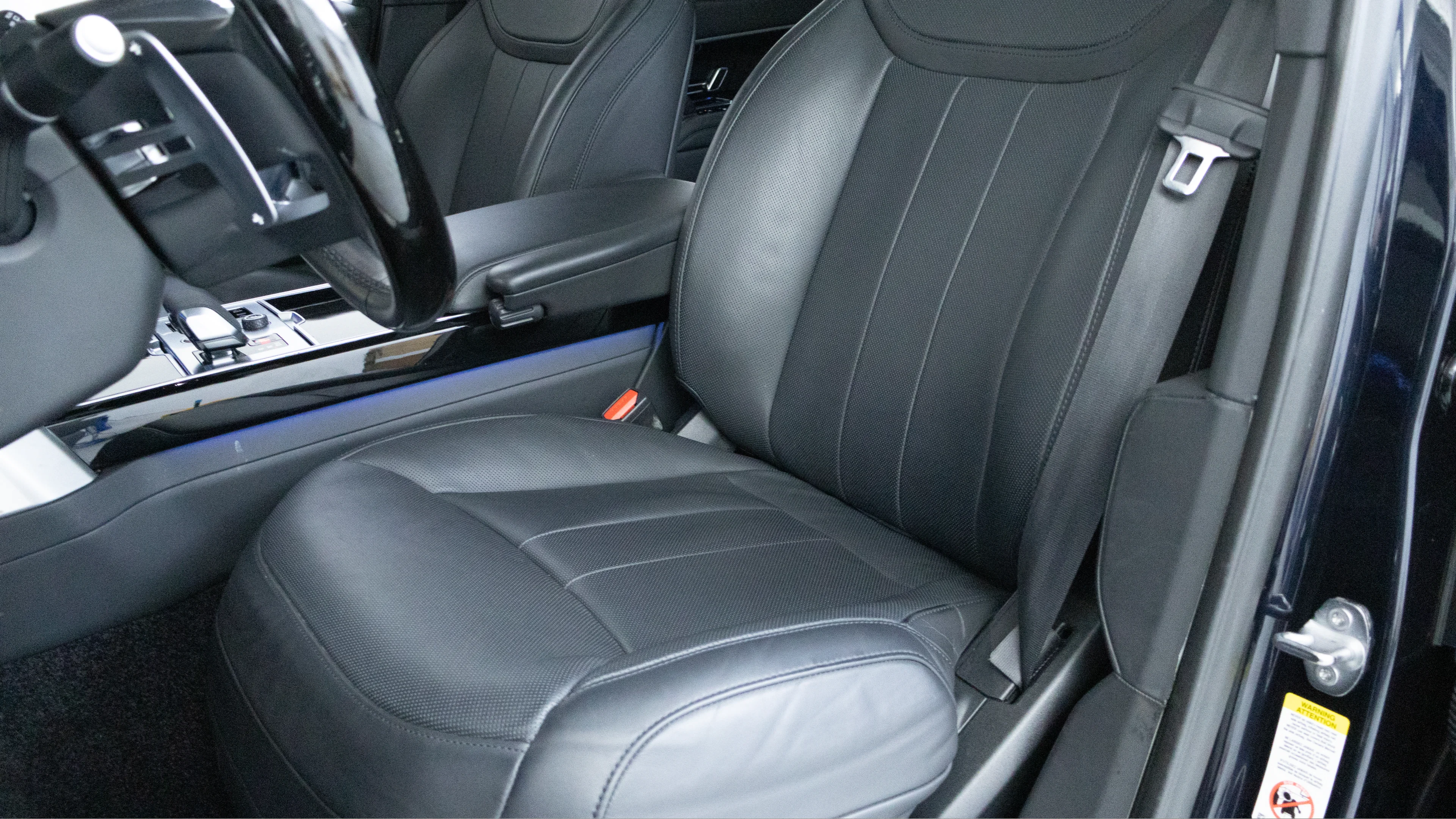 Used 2023 Blue Land Rover SE image 12