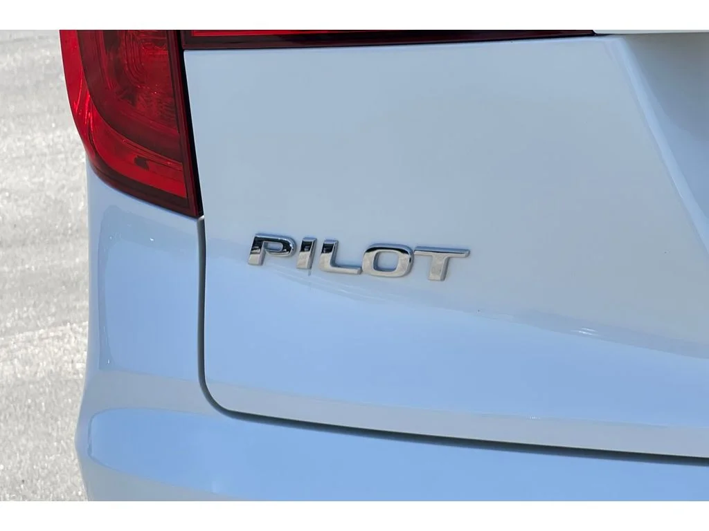 Used 2018 White Diamond Pearl Honda EX image 48