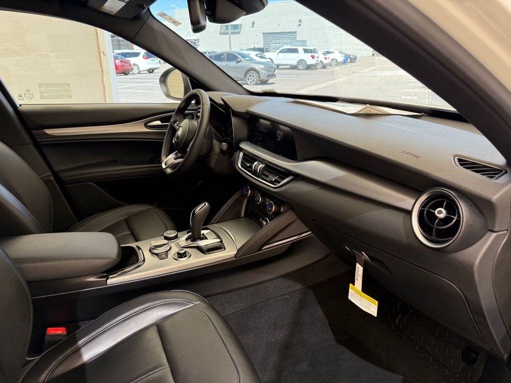 New 2026 Milano White Exterior Paint Alfa Romeo Base image 14
