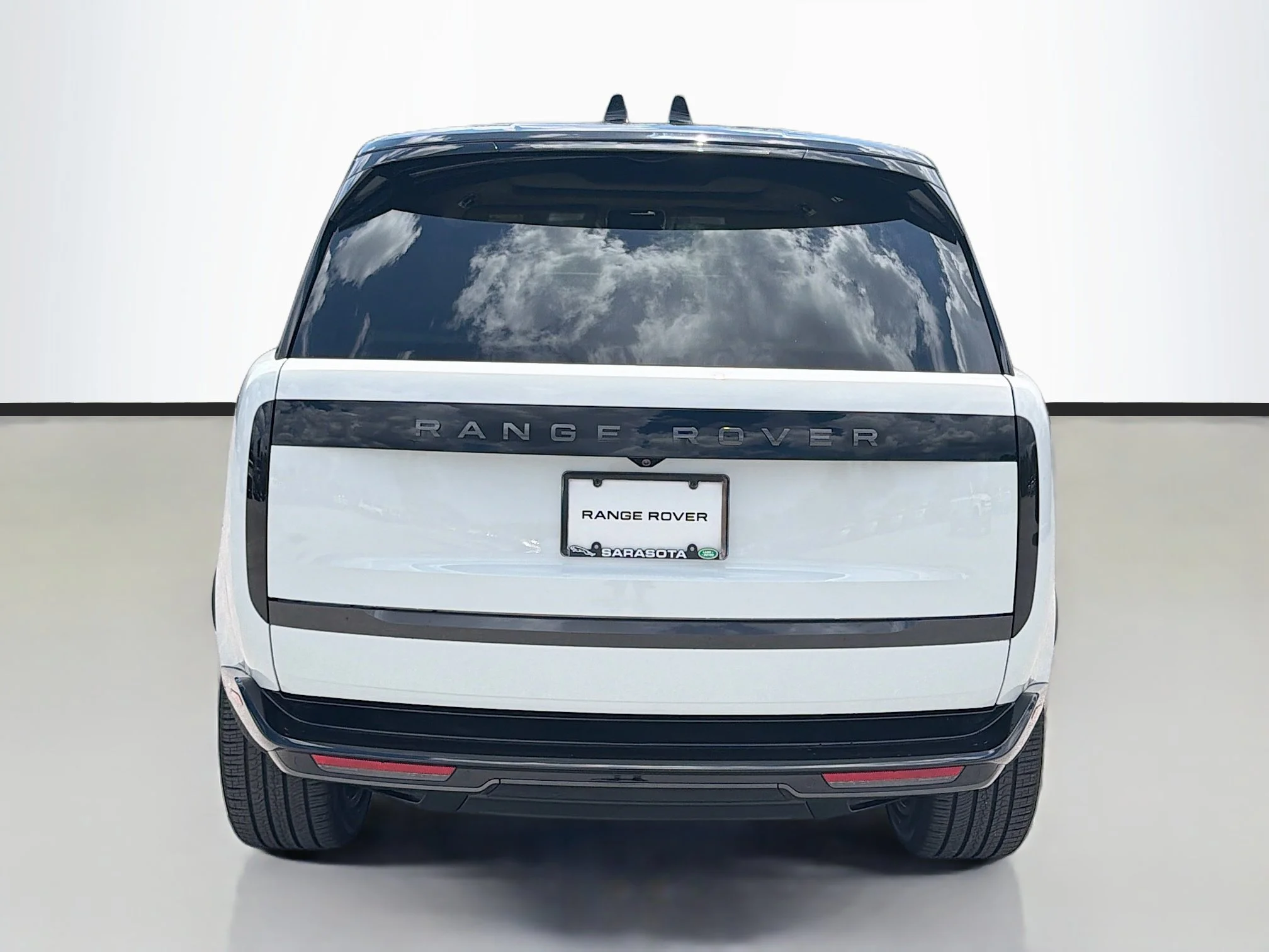 New 2026 Fuji White Land Rover SE image 4