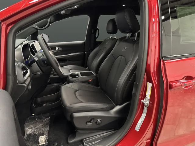 New 2026 Red Hot Pearl-Coat Exterior Paint Chrysler Select image 4