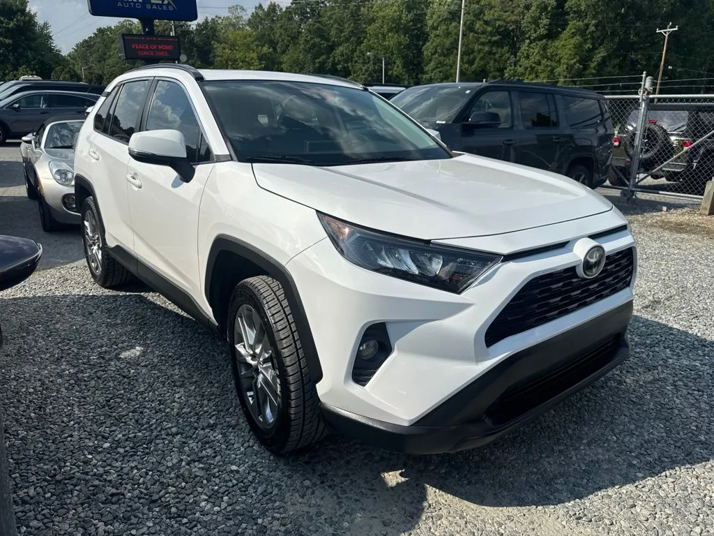 Used 2019 White Toyota XLE Premium image 2