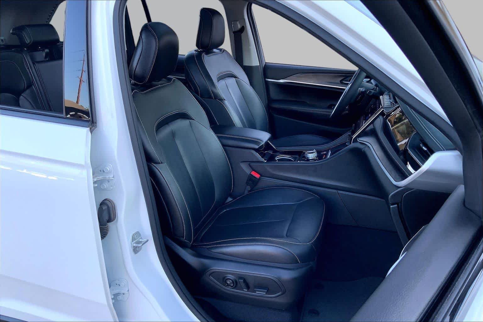 Used 2022 Bright White Clearcoat Jeep  image 8