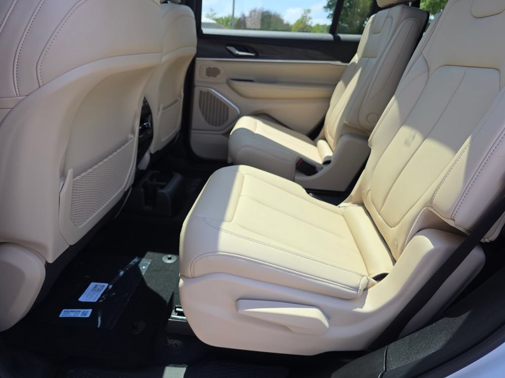 New 2026 Bright White Clear-Coat Exterior Paint Jeep Limited image 10