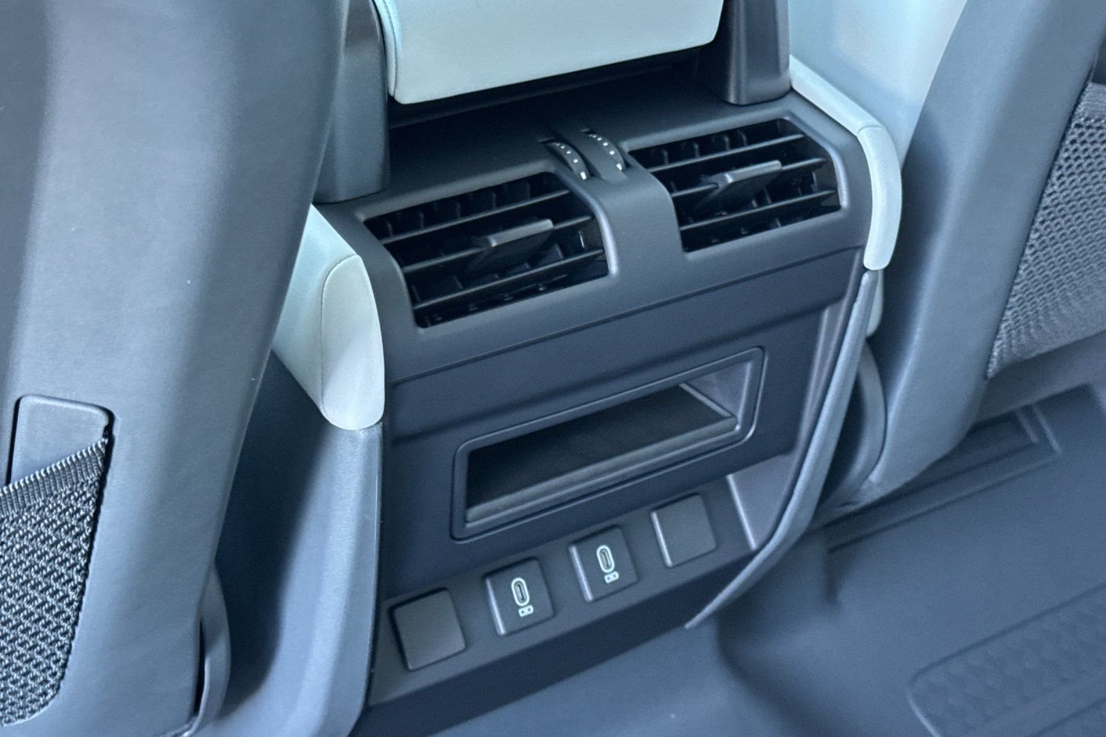New 2026 Fuji White Land Rover X-Dynamic SE image 13