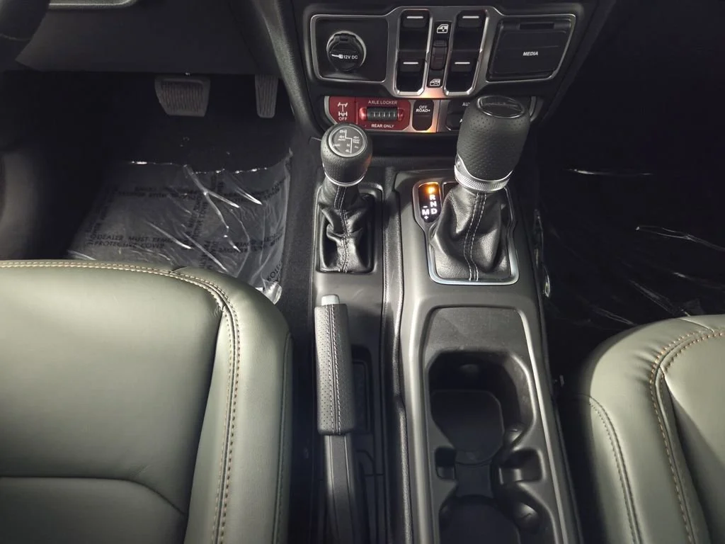 New 2026 Bright White Clear-Coat Exterior Paint Jeep Mojave X image 13