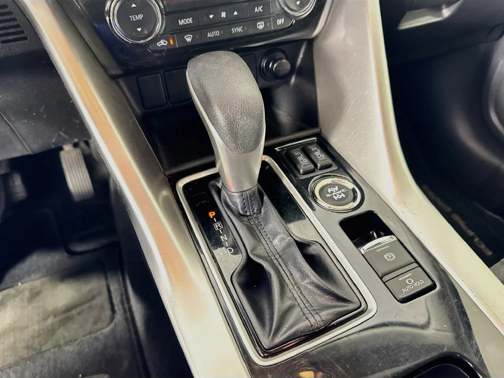 Used 2022  Mitsubishi SE image 21