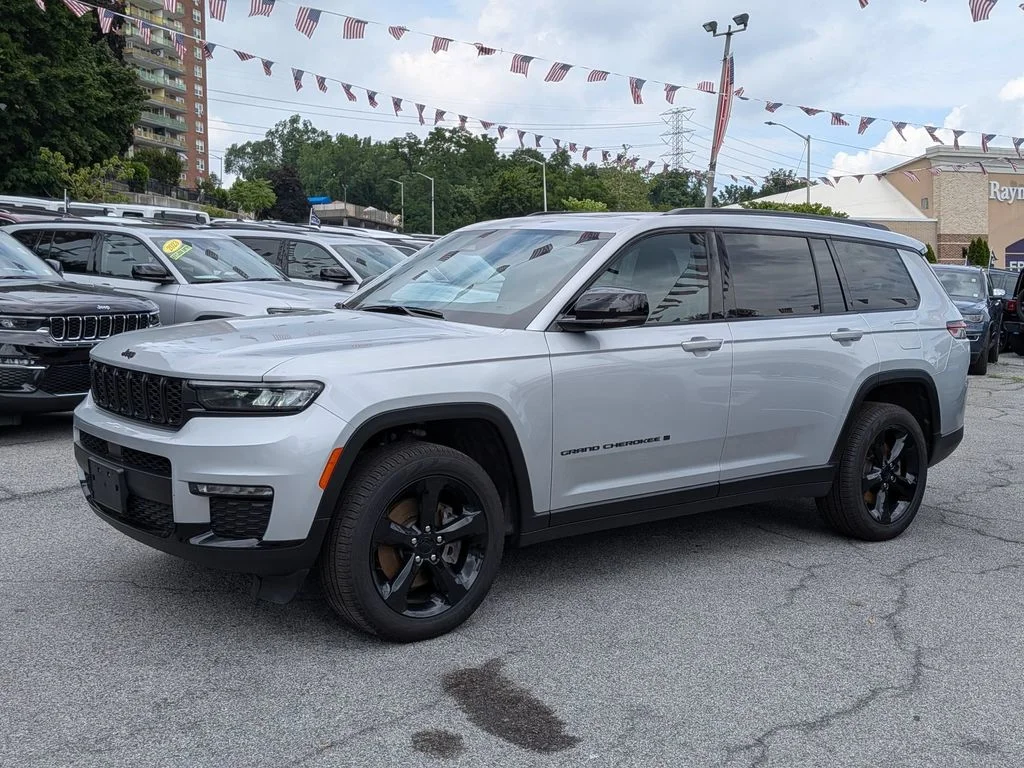 Used 2025 Silver Jeep Limited image 2
