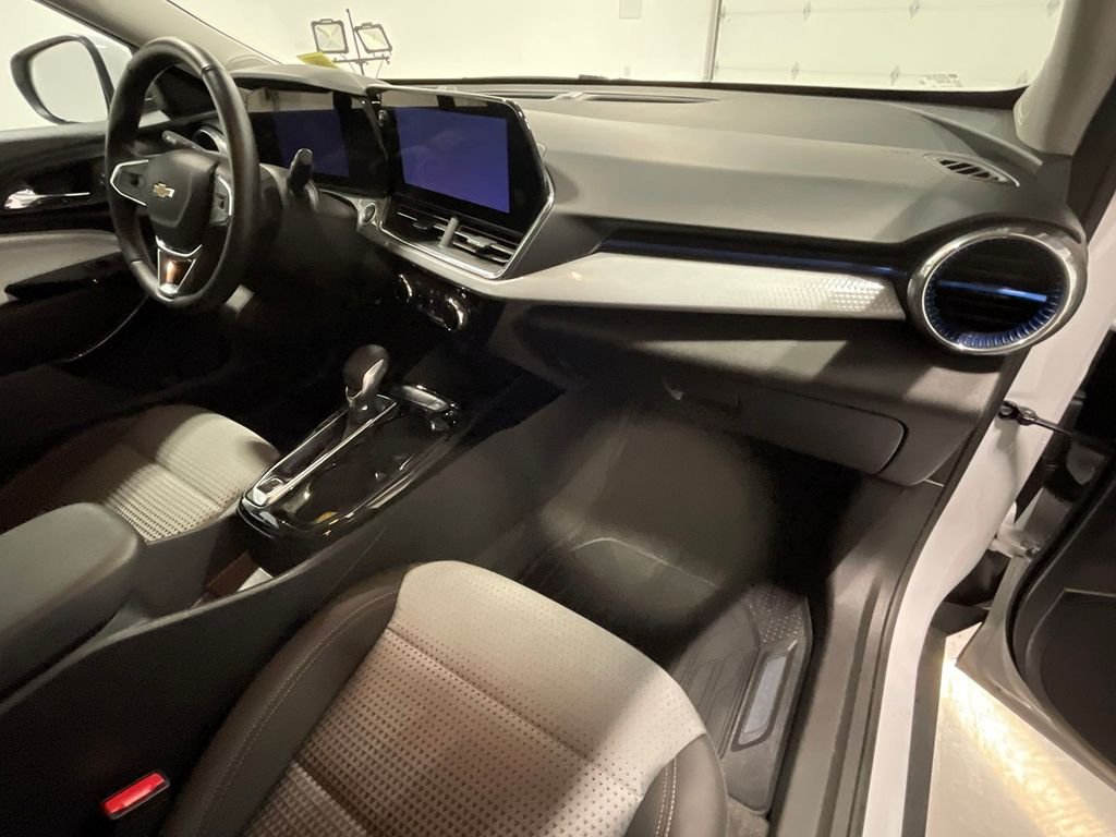 Used 2025 White Chevrolet LT image 26