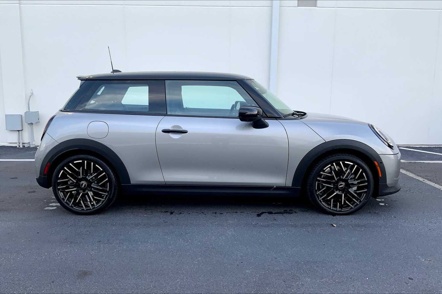 Used 2025 Melting Silver III Metallic MINI Cooper S image 34