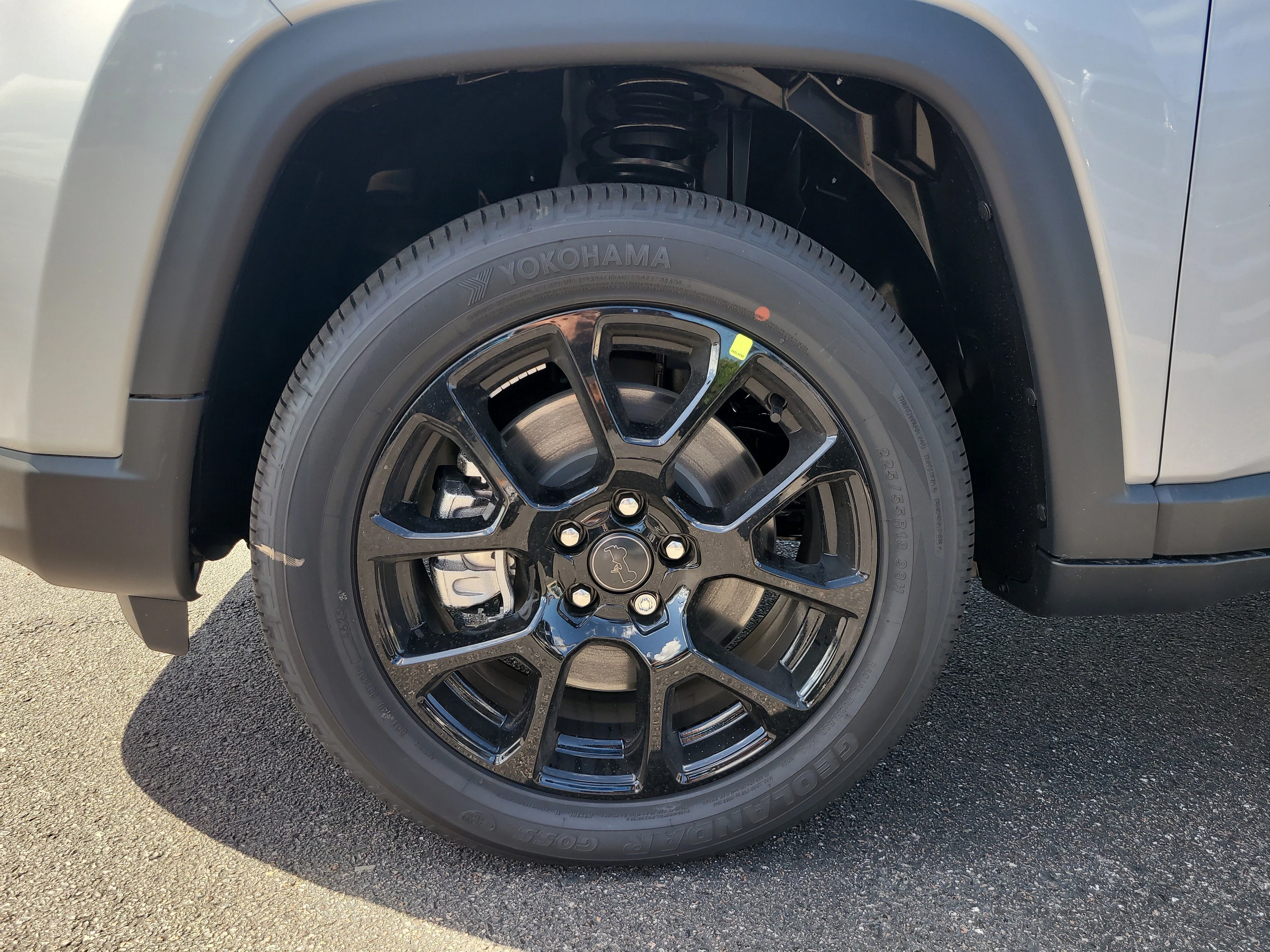 New 2026 Silver Zynith Metallic Clearcoat Jeep Latitude image 10