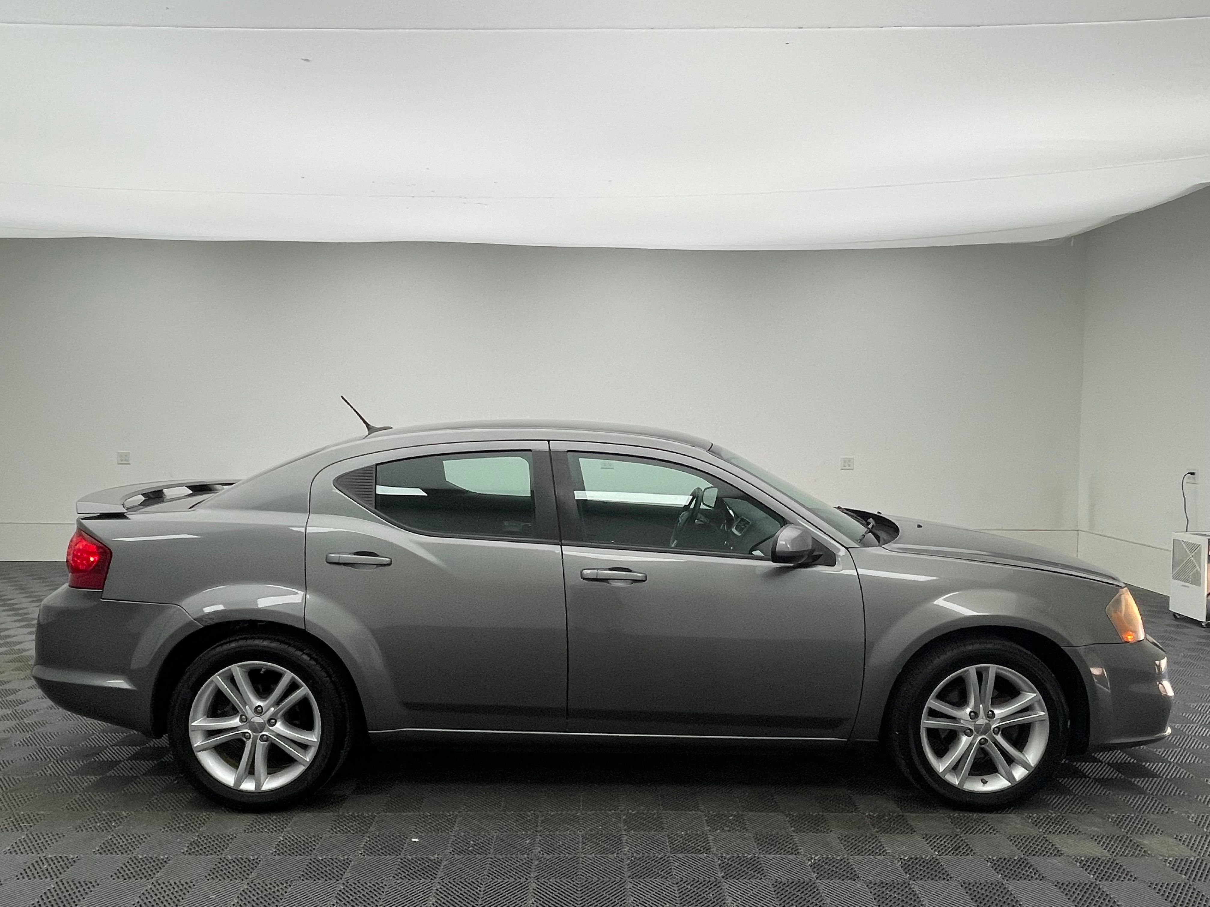 Used 2013 Mineral Gray Metallic Clearcoat Dodge SXT image 4