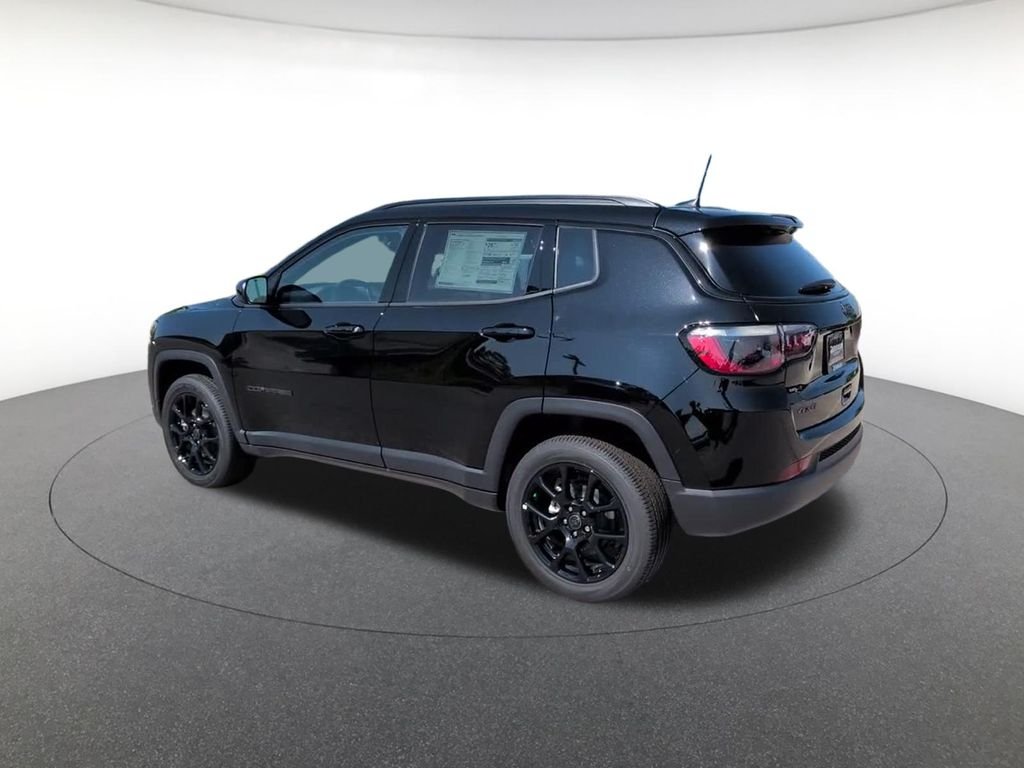 New 2026 Diamond Black Crystal Pearlcoat Jeep Latitude image 11