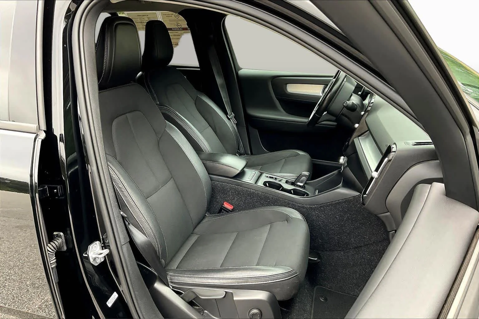 Used 2020 black Volvo Momentum image 9