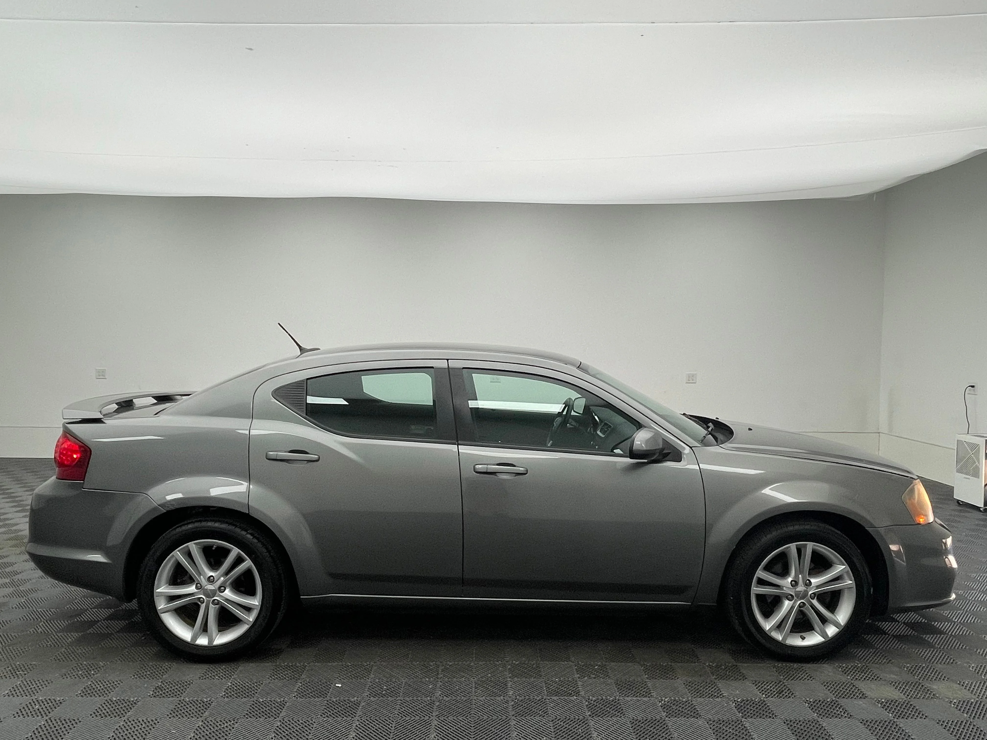 Used 2013 Mineral Gray Metallic Clearcoat Dodge SXT image 4