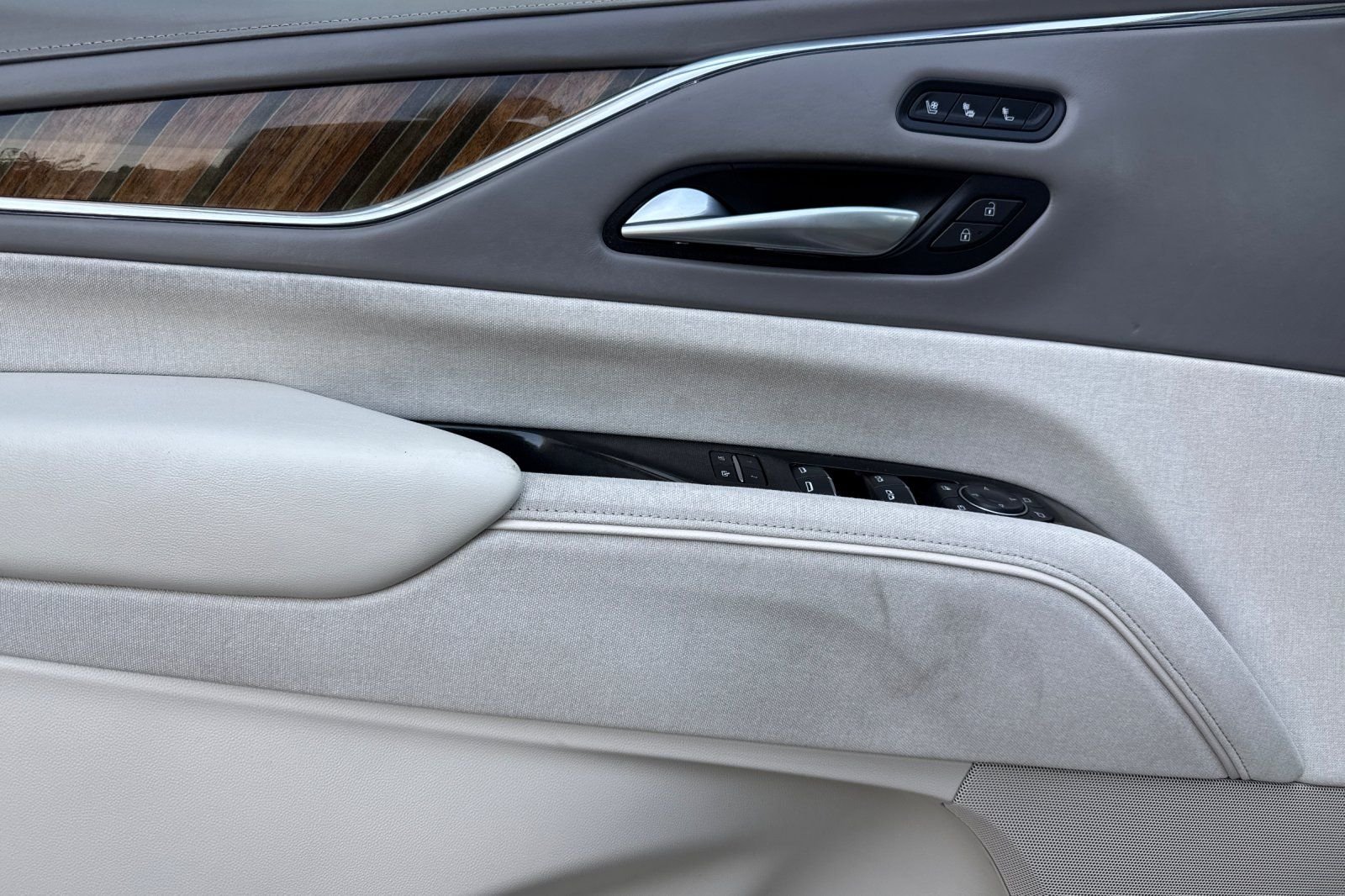 Used 2024 White Cadillac Sport Platinum image 11