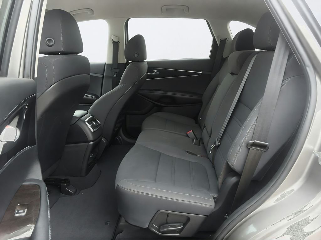 Used 2018 Silver Kia L image 32