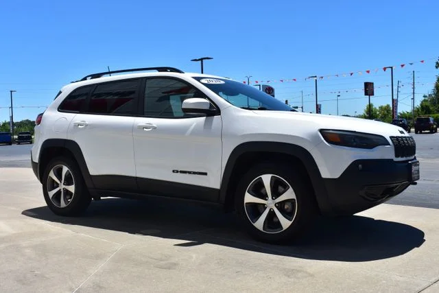 Used 2020 White Jeep Latitude image 4
