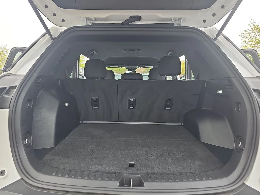 Used 2025 White Chevrolet LT image 12