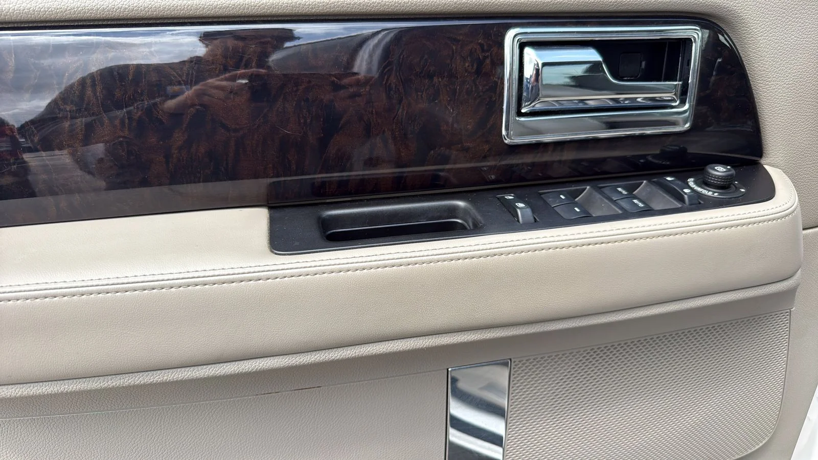 Used 2017 White Lincoln Select image 7