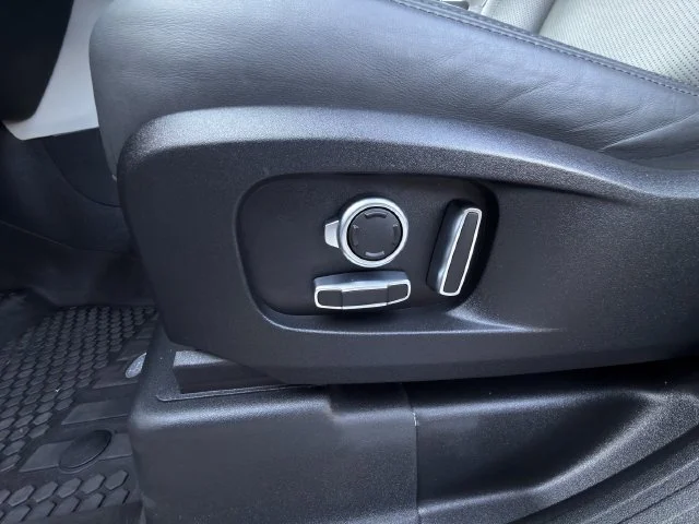 Used 2023 Silver Land Rover 130 SE image 27