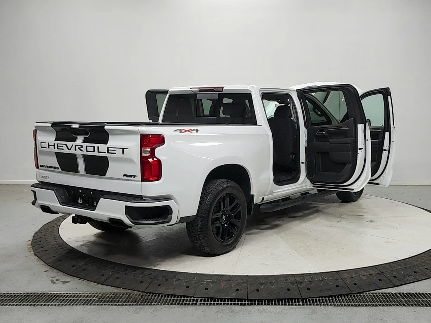 Used 2023 White Chevrolet RST image 15