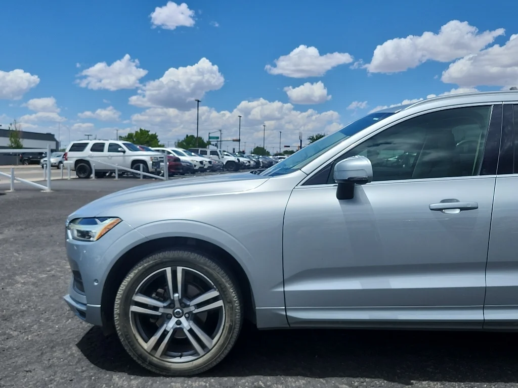 Used 2018 Electric Silver Metallic Volvo Momentum image 10