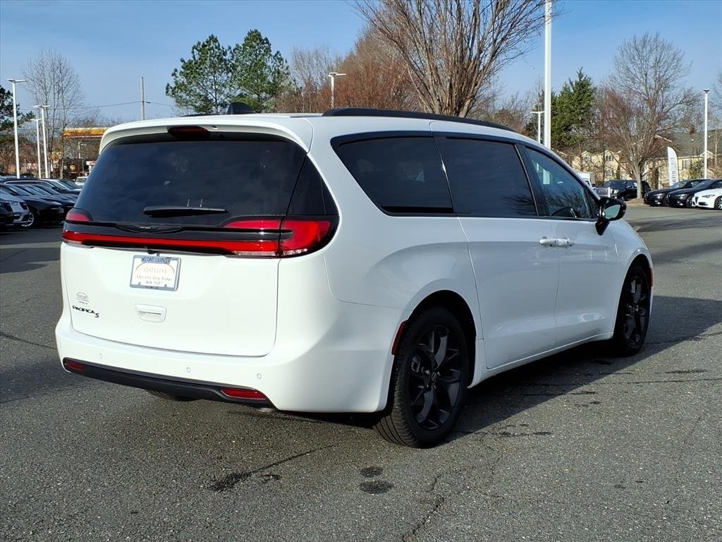 New 2026 Bright White Clear-Coat Exterior Paint Chrysler Select image 17