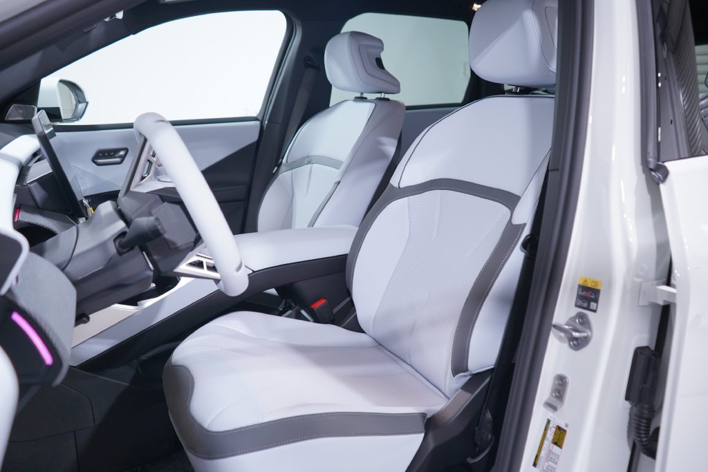 New 2027 Alpine White BMW  image 7