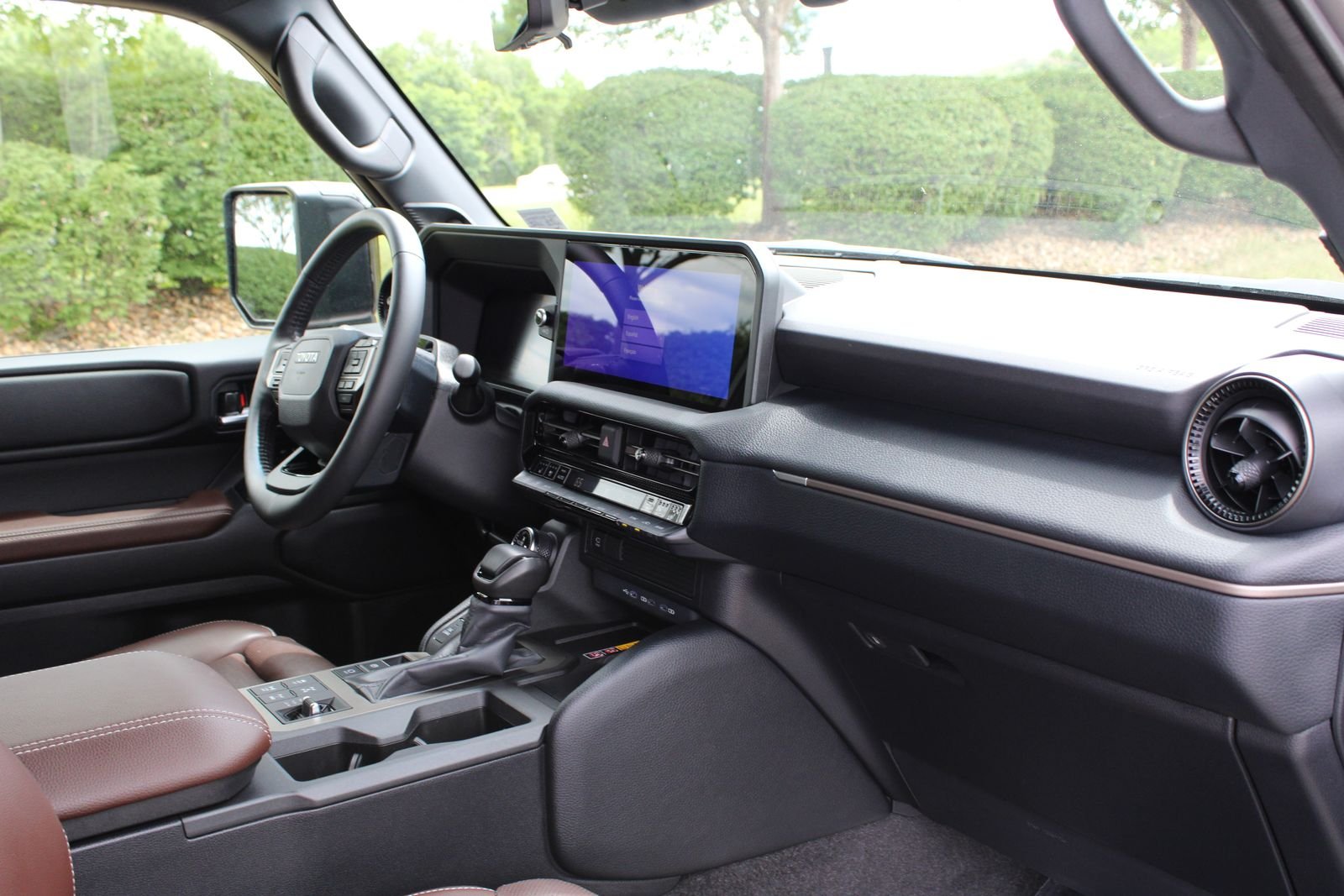 Used 2025  Toyota Base image 39