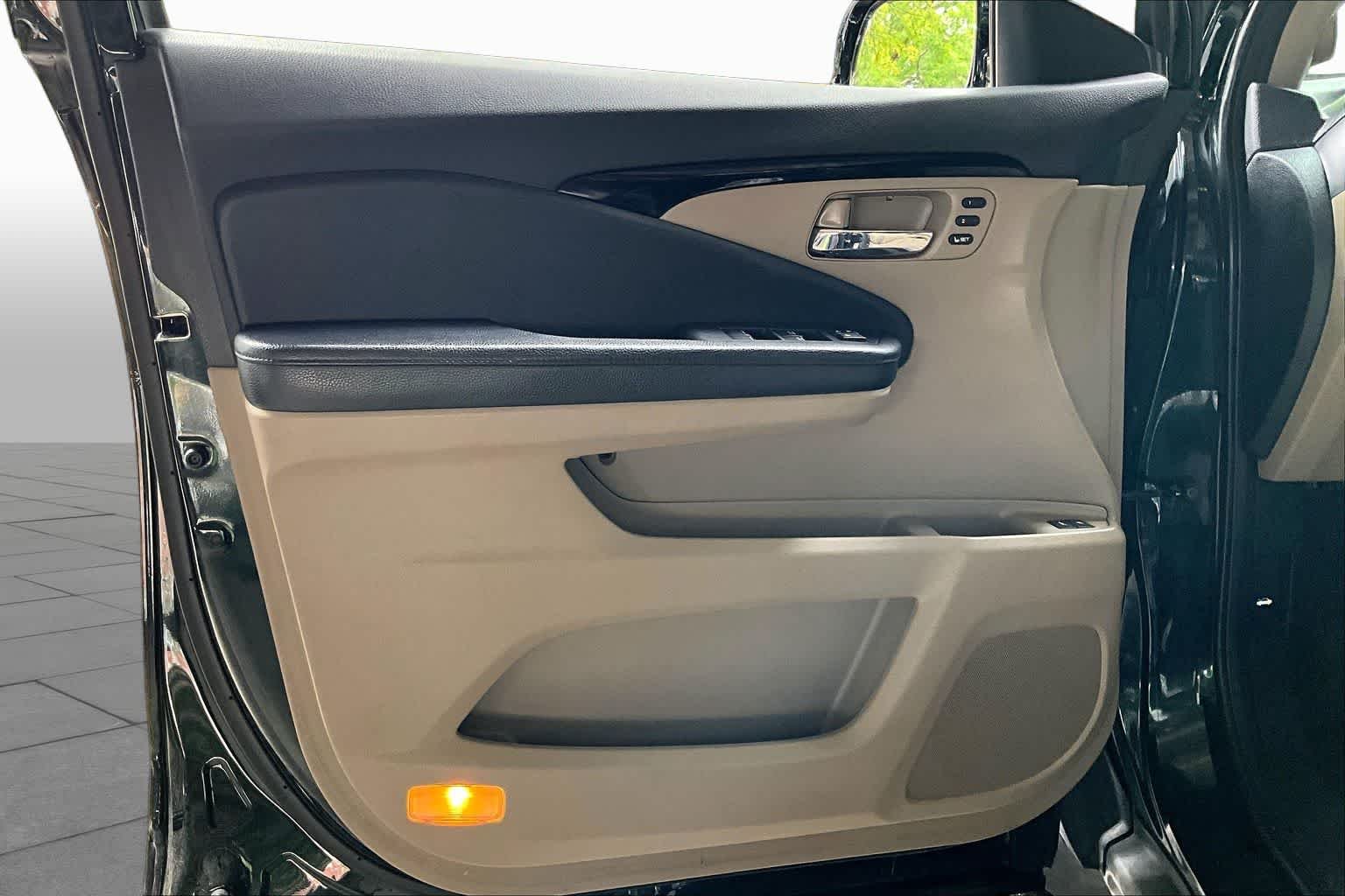 Used 2016 Black Forest Pearl Honda Touring image 21