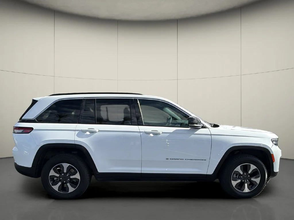 Used 2024 White Jeep LIMI image 8