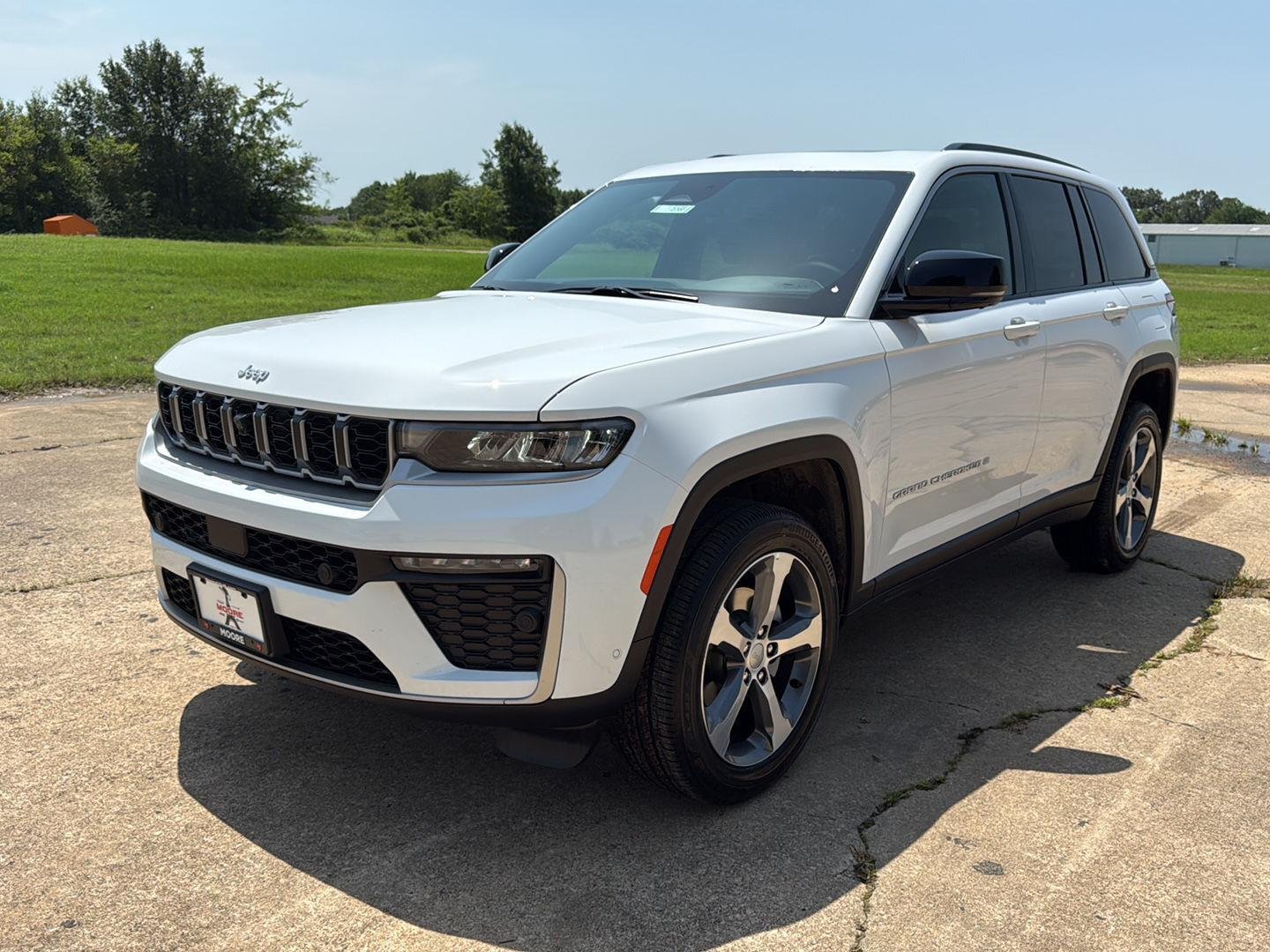 New 2026 Bright White Clear-Coat Exterior Paint Jeep Limited image 3