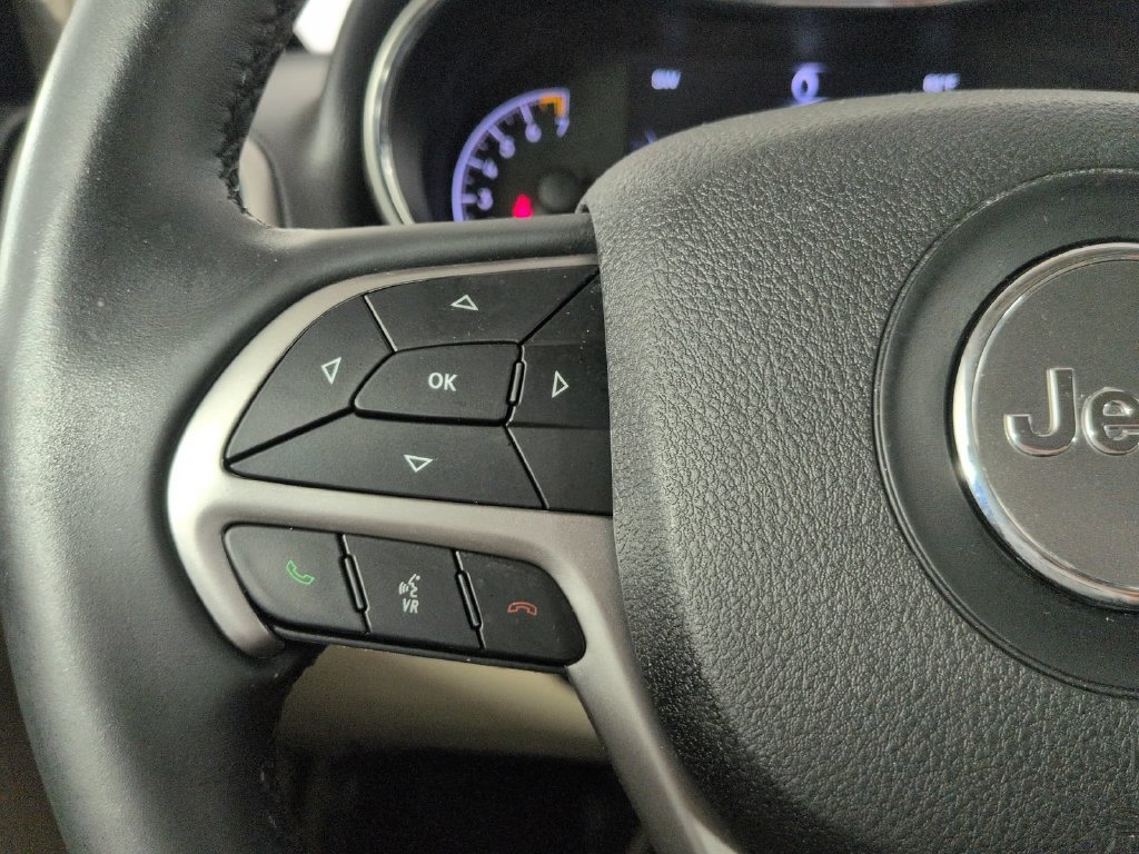 Used 2018 Red Jeep Laredo E image 40