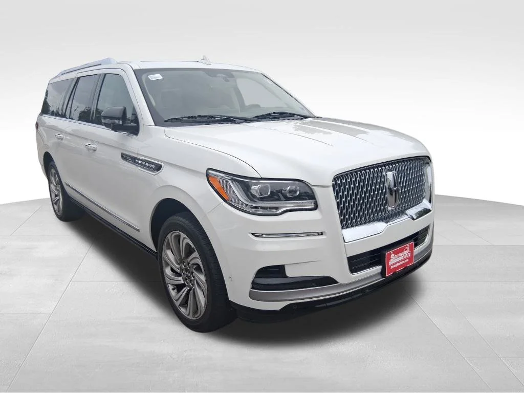 Used 2022 White Lincoln Reserve image 3