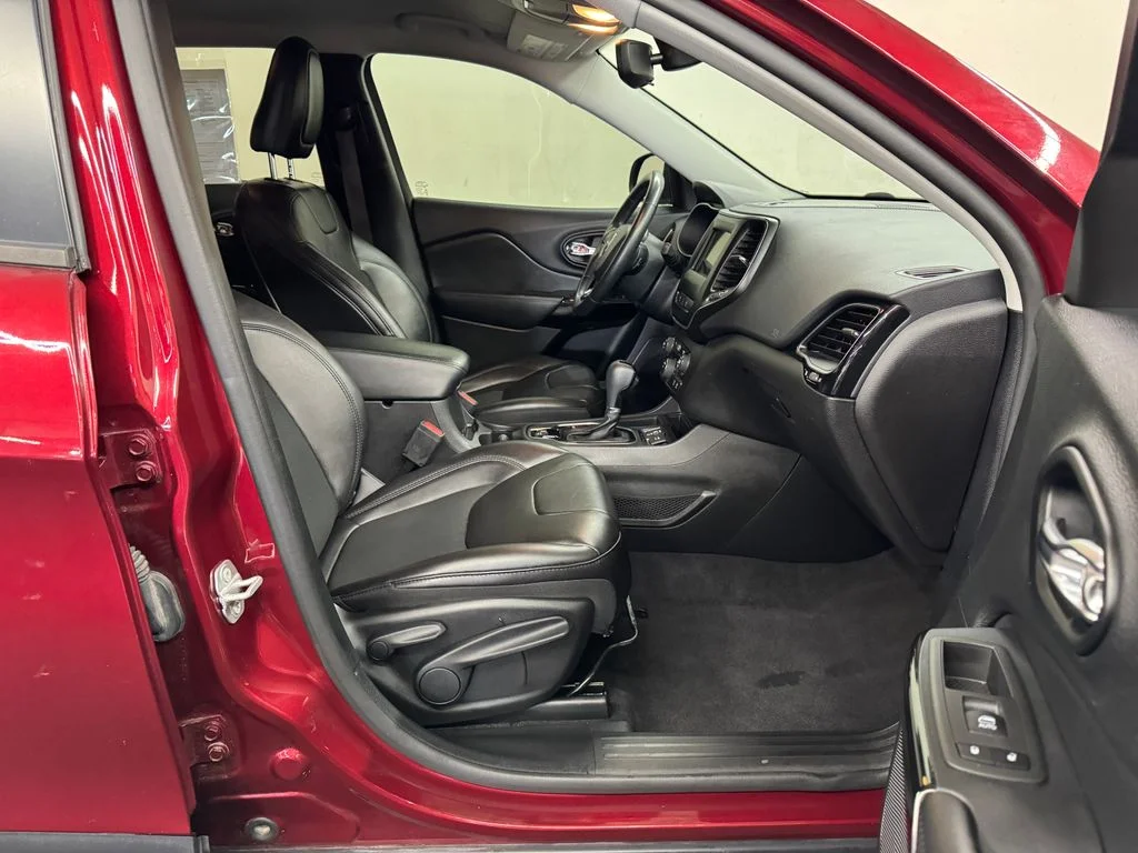 Used 2021 Red Jeep Altitude image 29