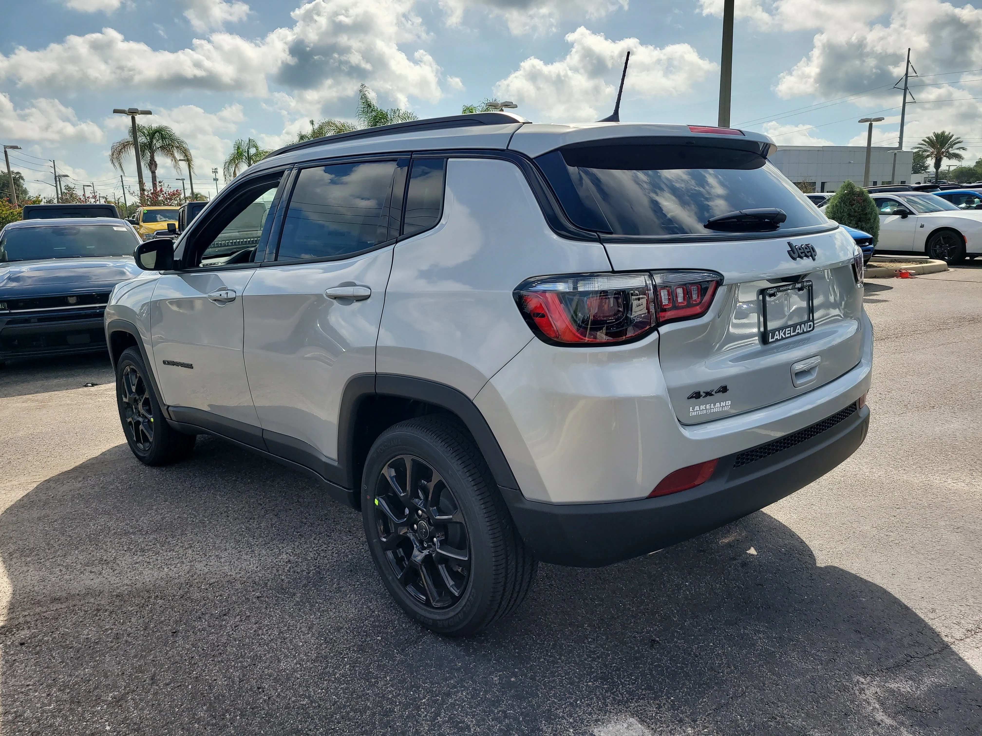 New 2026 Silver Zynith Metallic Clearcoat Jeep Latitude Altitude image 8