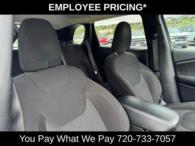 Used 2019 Silver Jeep Latitude image 25