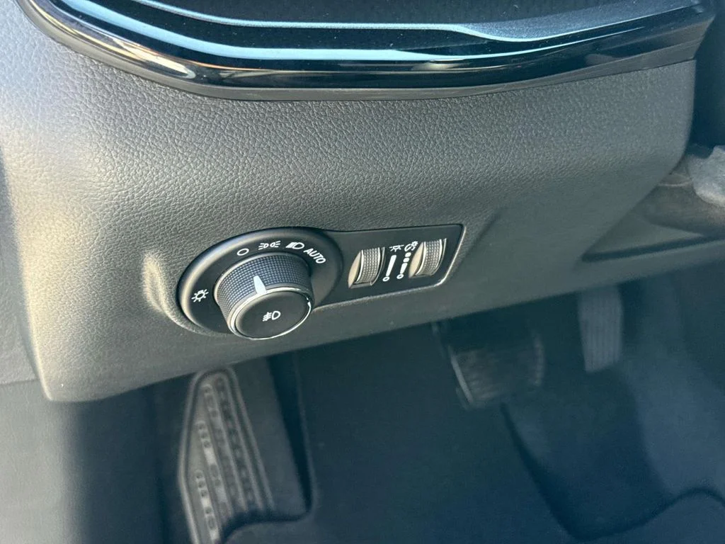 New 2026 White Jeep Latitude image 23