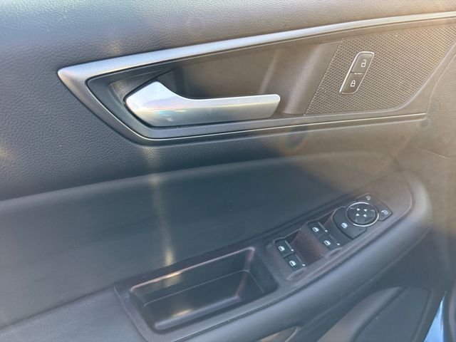 Used 2020 Blue Ford SE image 10