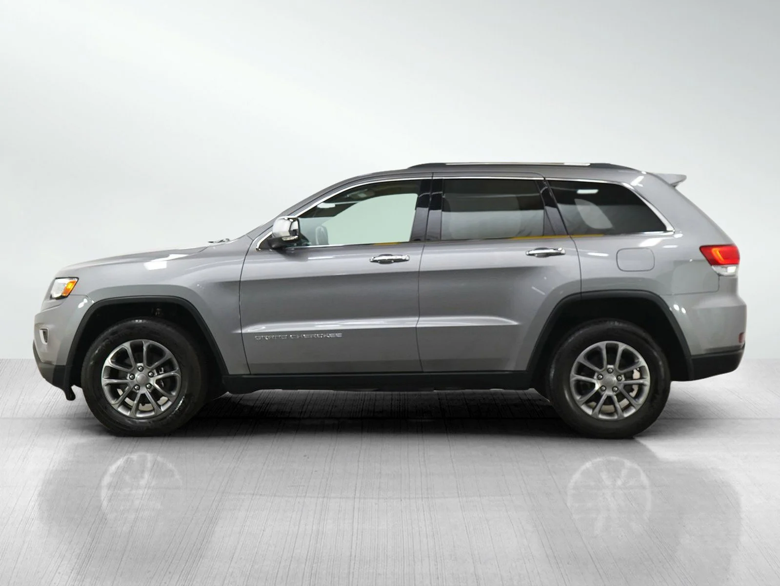 Used 2016 Jeep Grand Cherokee Limited with VIN 1C4RJFBGXGC392821 for sale in Burnsville, Minnesota