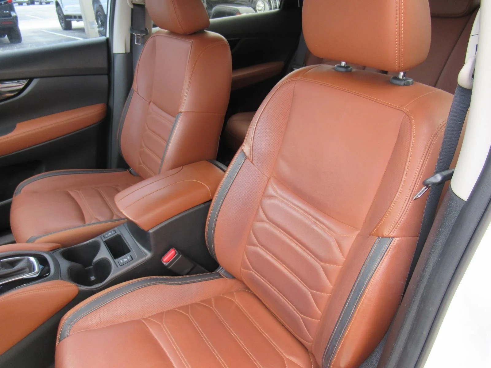 Used 2018 White Nissan SL image 18